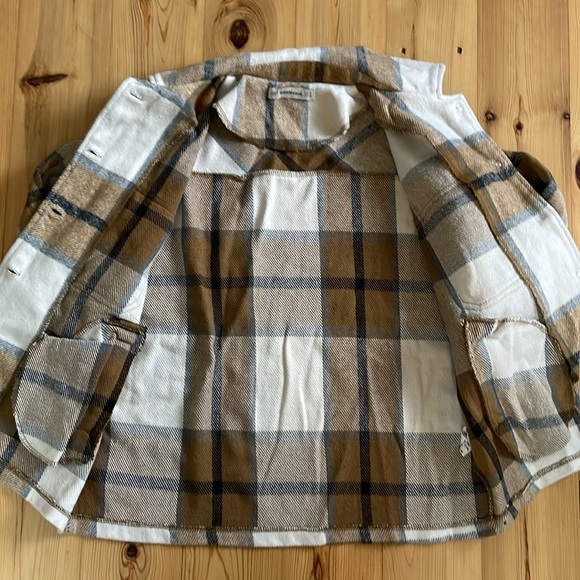 Women’s Fleece Cropped Shacket - Picture 2 of 3